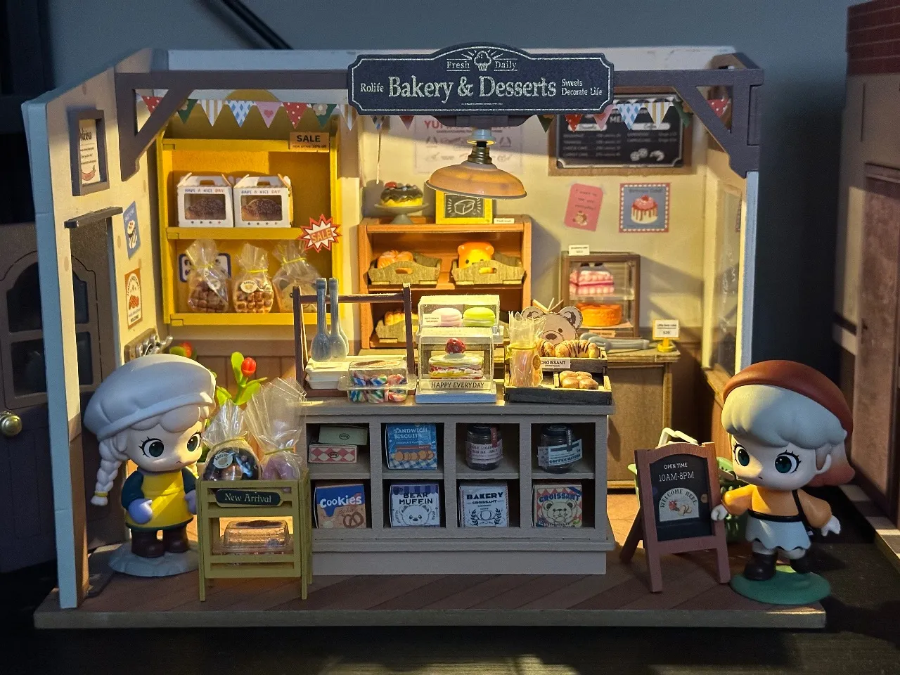 Figurines Momo Holiday Life dans une room box de boulangerie